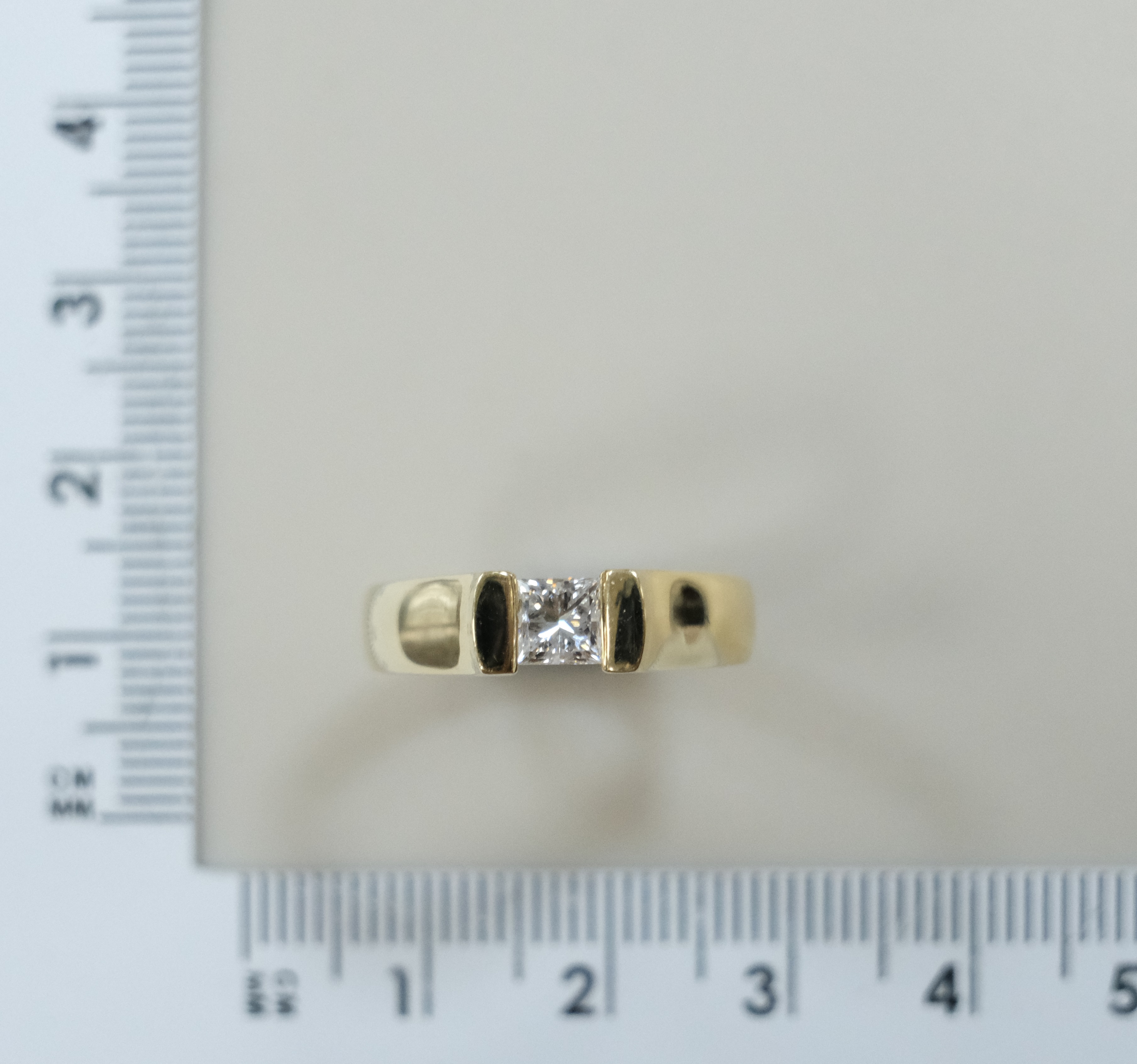 Кольцо из желтого золота с бриллиантом